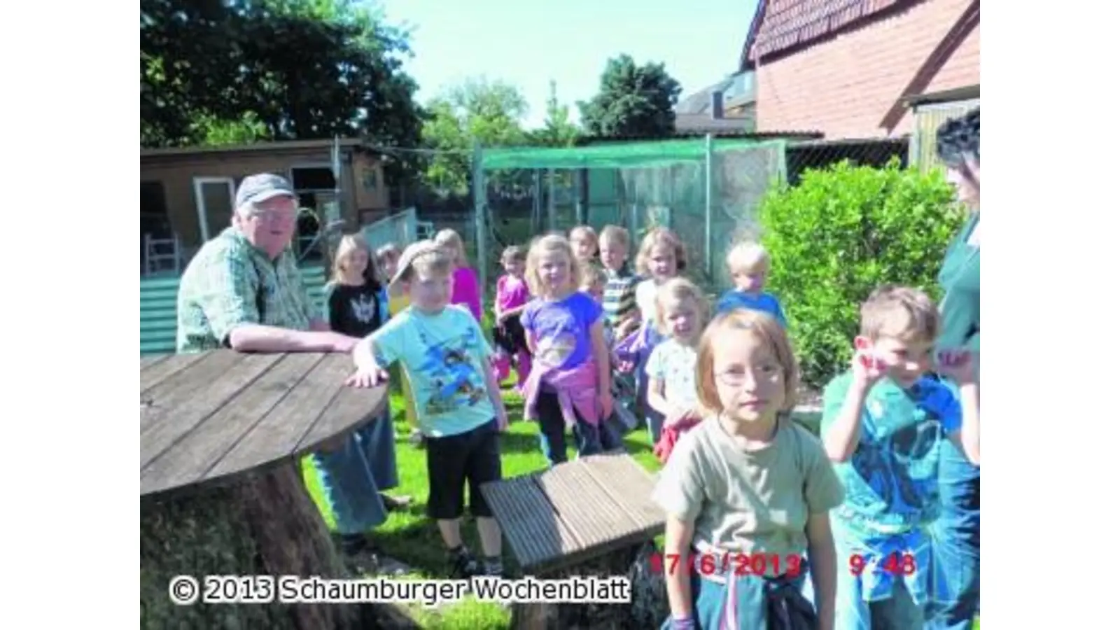 Kinder gehen auf Kükenbesuch (Foto: em)
