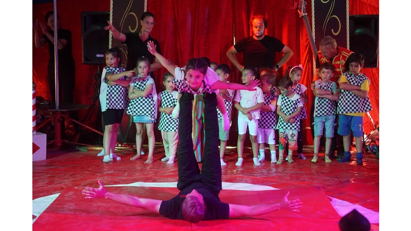 Die jungen Artisten erhalten viele Applaus.  (Foto: Dara de Narmont)