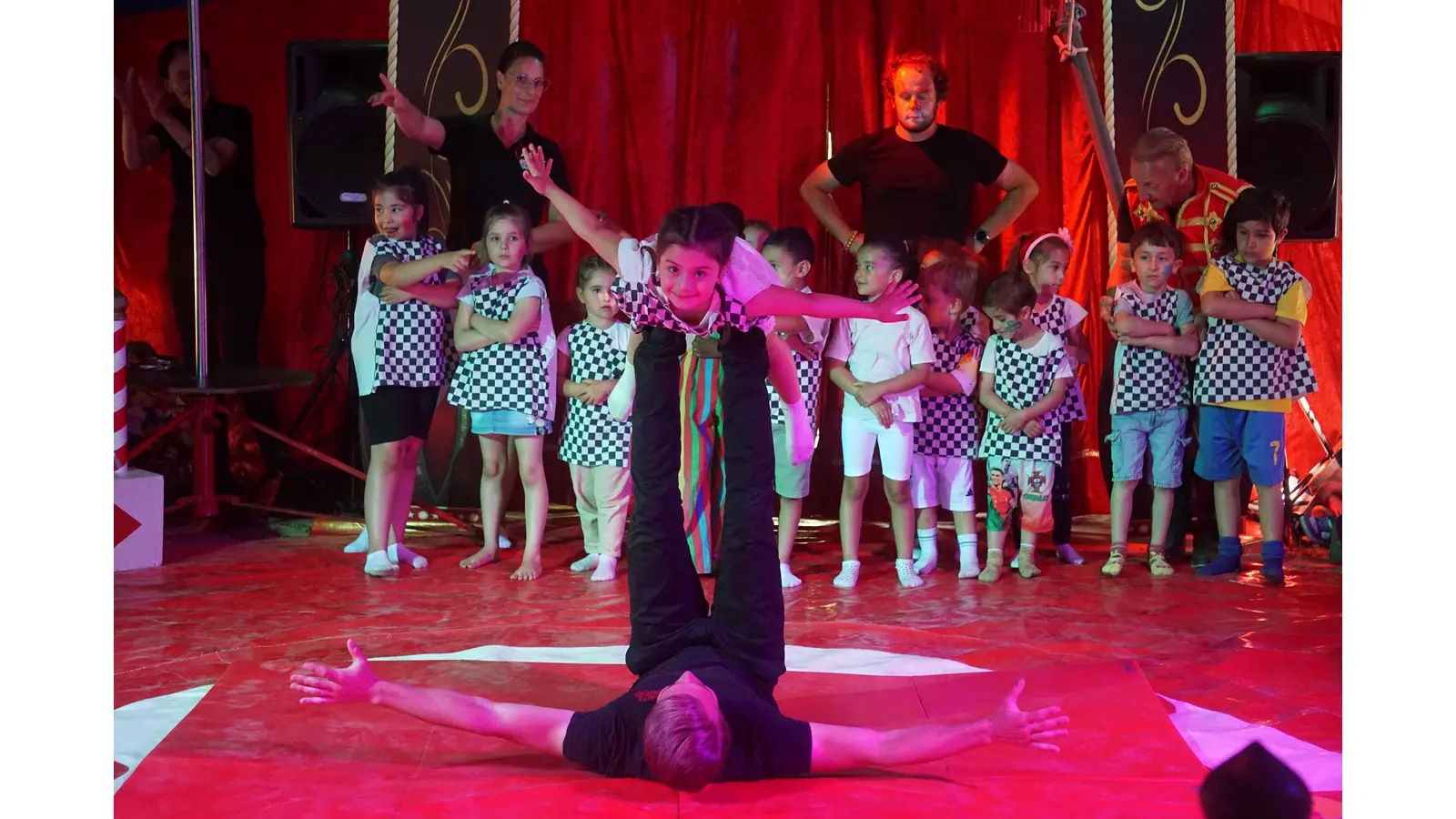 Die jungen Artisten erhalten viele Applaus.  (Foto: Dara de Narmont)