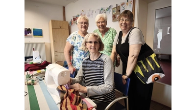 Die neue Tasche mit Festiwall-Logo überzeugt, Karola Dettmeier (v. li.), Barbara Gerhards, Christel Maurer und Martina Schmidt-Heynemans würden sich über weitere Gruppenmitglieder freuen.  (Foto: privat)