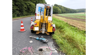Zur genauen Analyse des Zustandes der Straße werden Probebohrungen durchgeführt. (Foto: NLStBV/JTN)