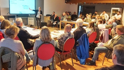 Großes Interesse an den Plänen der Architekten für die Ganztagsbetreuung an Grundschulen. (Foto: gk)