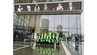 Vor dem Deutschen Fußballmuseum in Dortmund: Die U8 des TSV Luthe. (Foto: privat)