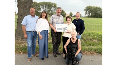 Heringspfleger Heiko Tadge (v. li.), die stellvertretende Schatzmeisterin des Tierschutzverein Stadthagen und Umgebung Dagmar Mesenbrink, Heringskönig Peter Forstner, die Schatzmeisterin des Tierschutzvereins Silvia Ende-Mesenbrink, Heringsbändiger Ingo Bölling sowie Tierheimleiterin Simone Selle bei der Scheckübergabe. (Foto: privat)