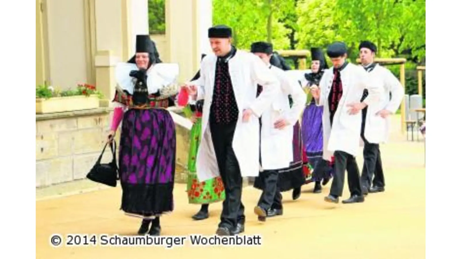 Farbenfrohe Trachten schwingen übers Pflaster (Foto: red)