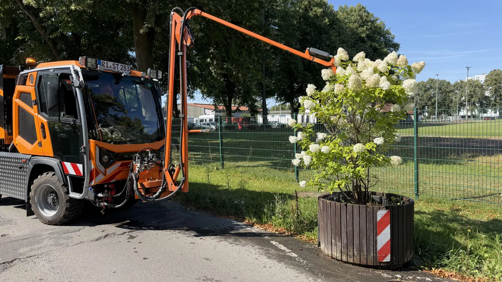 Die 90 Pflanzkübel der Stadt brauchen viel Wasser an den heißen Tagen des Sommers. Eine logistische Herausforderung für den Bauhof der Stadt Rinteln, der mit zwei Fahrzeugen bewässert. (Foto: ste)
