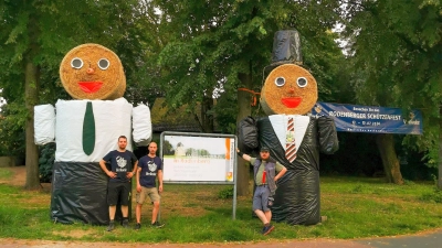 Die Jungschützen Nick Rinne, Felix Nagel und Jungschützenkönig Paul Gurschke freuen sich sichtlich über die gelungene Einladung. (Foto: privat)