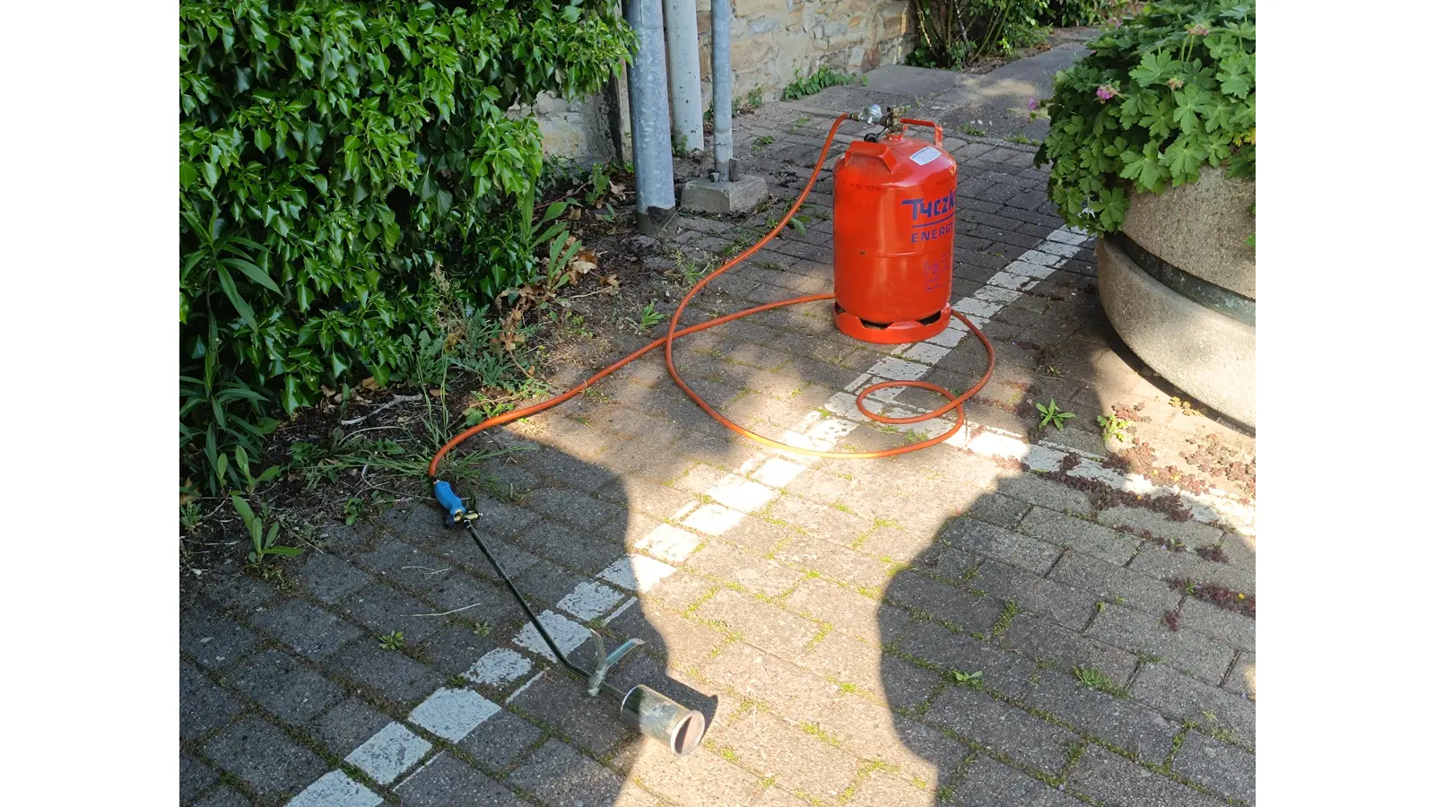 Beim Umgang mit Abflammgeräten sollten einige Sicherheitsmaßnahmen beachtet werden. (Foto: bb)