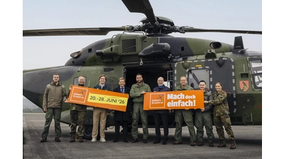 Zum Auftakt erhielten die Gäste Einblicke in den Tower des Flugplatzes, wo Flugverkehrskontrolloffiziere den aktiven Flugbetrieb erklärten und Fragen zu ihrem Berufsbild beantworteten.  (Foto: Kevin Münkel)