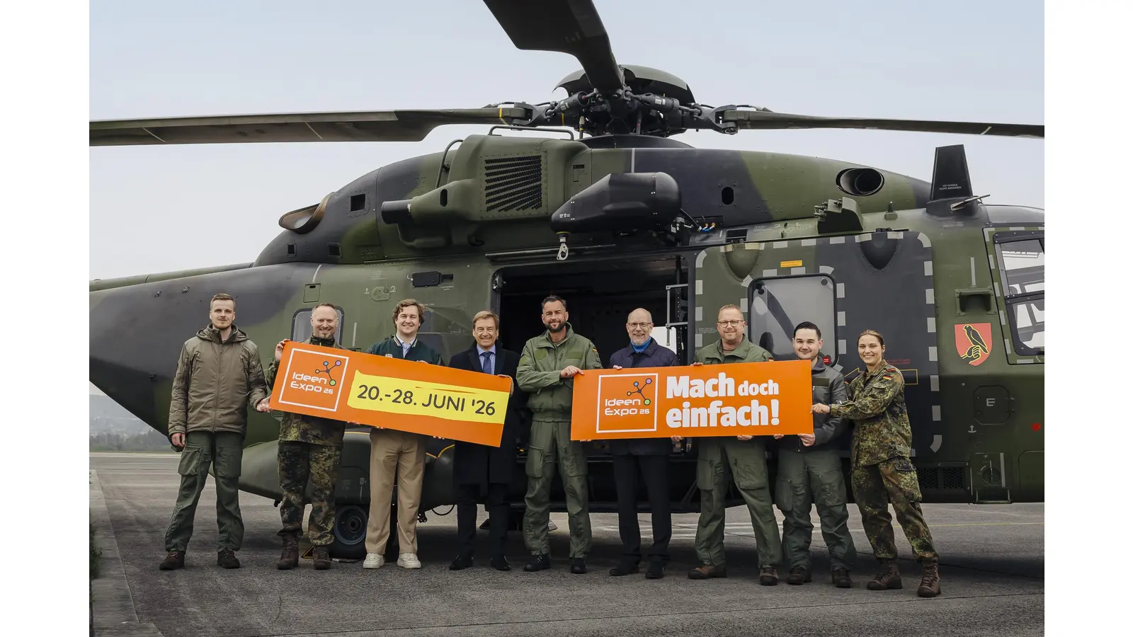 Zum Auftakt erhielten die Gäste Einblicke in den Tower des Flugplatzes, wo Flugverkehrskontrolloffiziere den aktiven Flugbetrieb erklärten und Fragen zu ihrem Berufsbild beantworteten.  (Foto: Kevin Münkel)