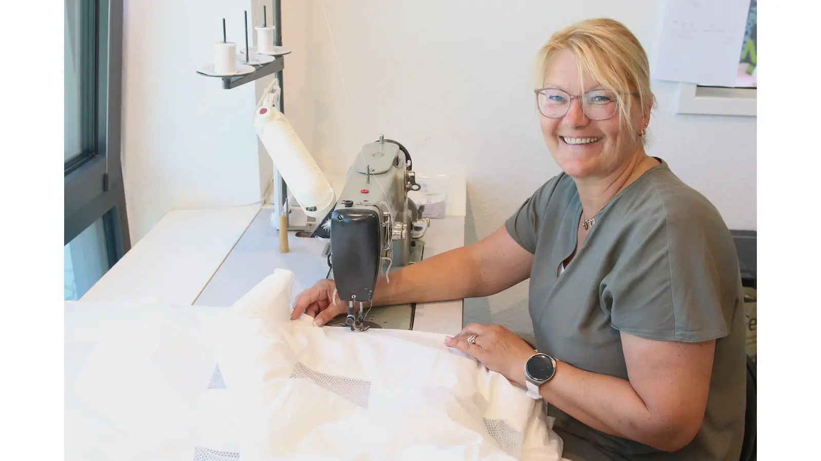 Neben der „Bettenreinigung“ nimmt das Team von „Betten Meier“ auch Reparaturen und Umarbeitungen von Oberbetten vor.  (Foto: bb)