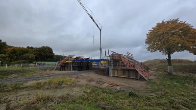 Soll Anfang 2026 fertig sein: Die rund 1,9 Millionen Euro teure Fledermausbrücke. (Foto: tau)