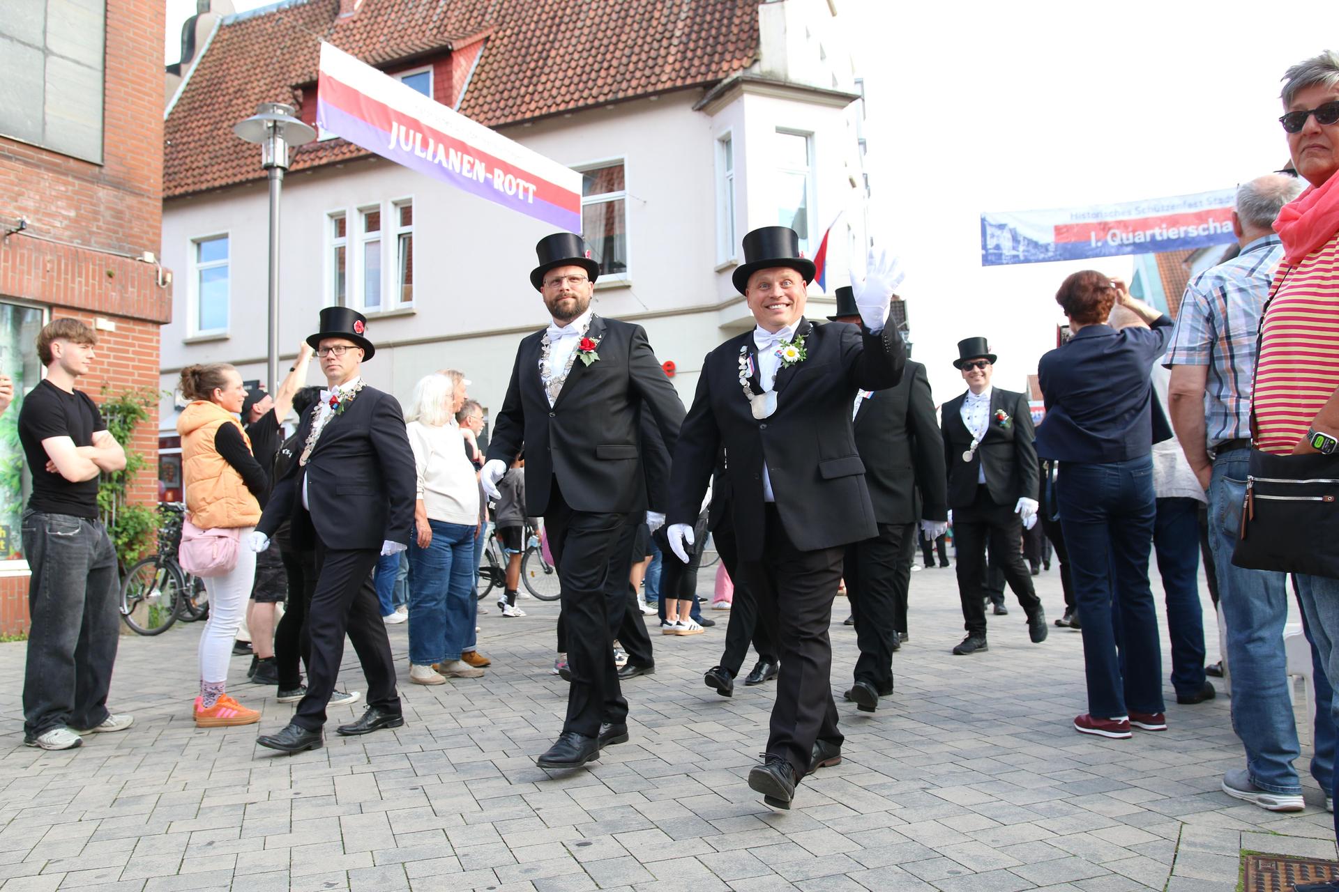 Die Stadthäger haben am Mittwoch den Start des Schützenfestes fröhlich gefeiert.  (Foto: bb)