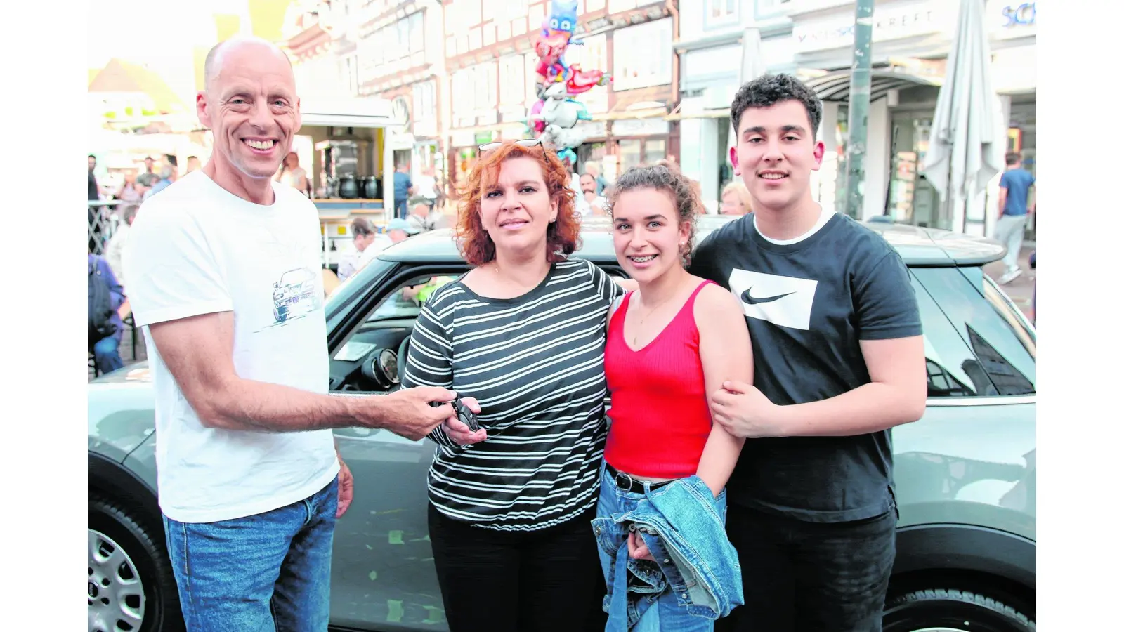 Drei Lose bringen das neue Auto in die Garage (Foto: bb)