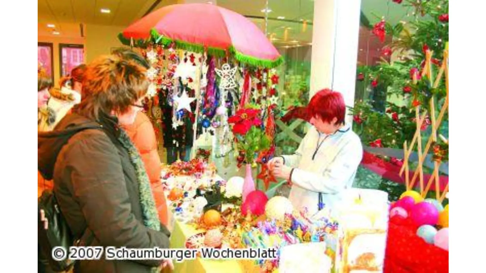 Mini-Teddys treffen dunkelbunte Kunst (Foto: bb)