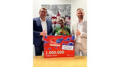 Vorstandsmitglied Oliver Schiller und rechts neben der glücklichen Gewinnerin Stefan Requardt, Leiter Vertriebsmanagement der Sparkasse Schaumburg (Foto: privat)