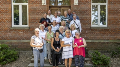 55 Jahre nach der Grundschulzeit treffen sich 19 ehemalige Klassenkameraden in Steinhude wieder: Dajana Greco geb. Geerke, Birgit Ahrends geb.Fiedler, Jutta Raiß geb. Wulf, Elke Walter geb. Reckmann, Kathrin Sbrzesny, Ines Neckel, Petra Benkler geb. Sickert, Sabine Söllner geb.Ebeling , Anette Cassel geb.Kellers, Elke Adolph geb. Heidemann, Gabi Thiele geb. Meuter, Dieter Schulz, Axel Hüper, Torsten Kaßbaum, Ulrich Kracht, Rolf von Loßberg, Carsten Thiele, Hubertus Wilhelm und Cord Thiele.