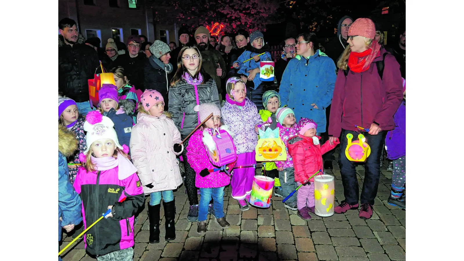 Mit der Laterne geht es in die Nacht (Foto: red)