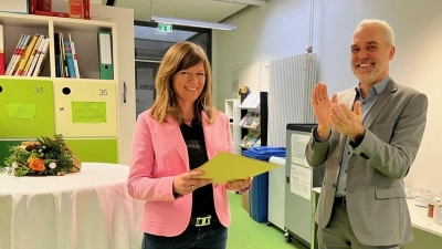 Ina Letkemann erhält die Ernennungsurkunde zur Direktorin der IGS Rodenberg von Dezernent Peter Kindermann. (Foto: privat)