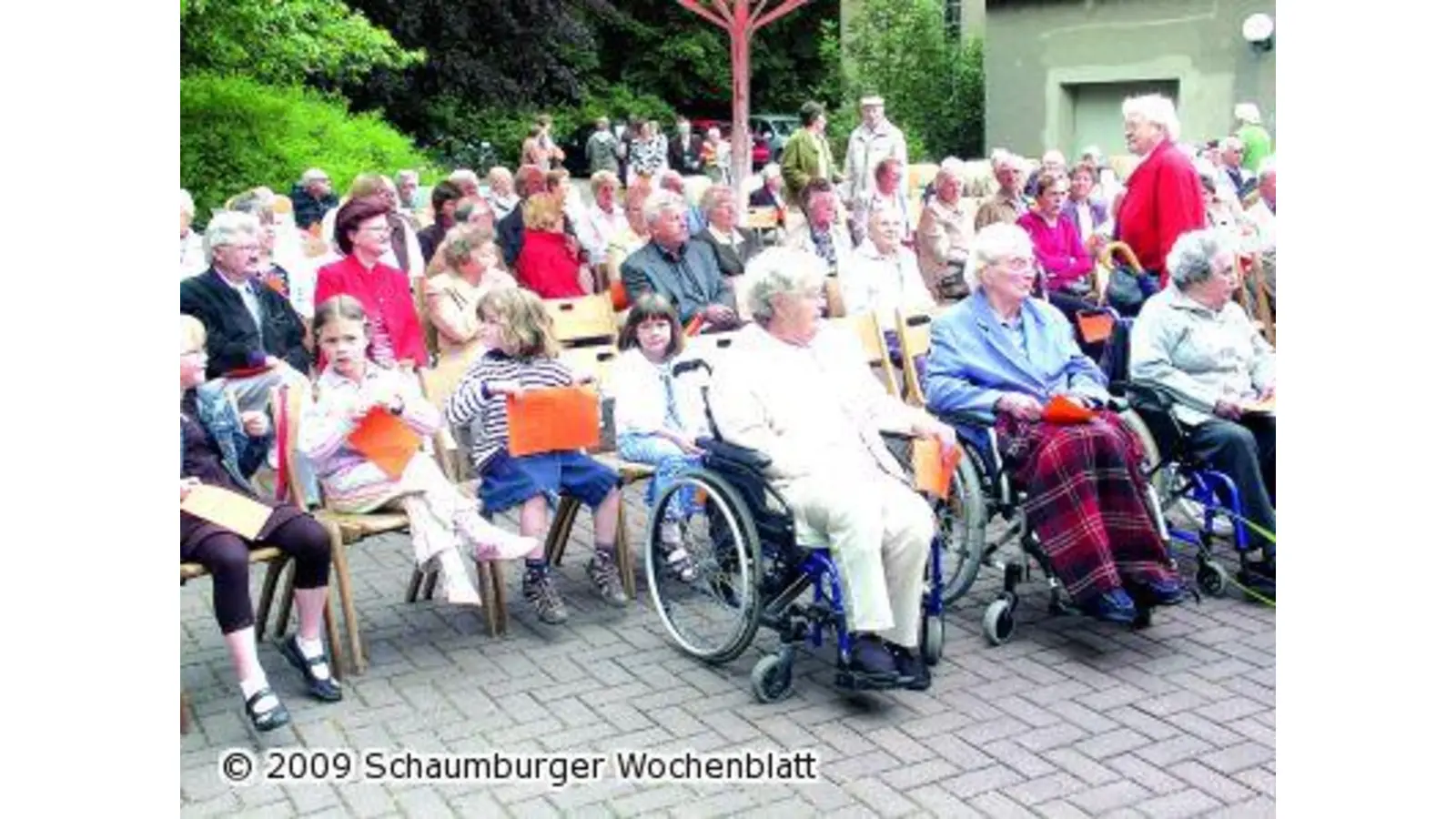 Alt und Jung feiern gemeinsam Gottesdienst (Foto: pp)