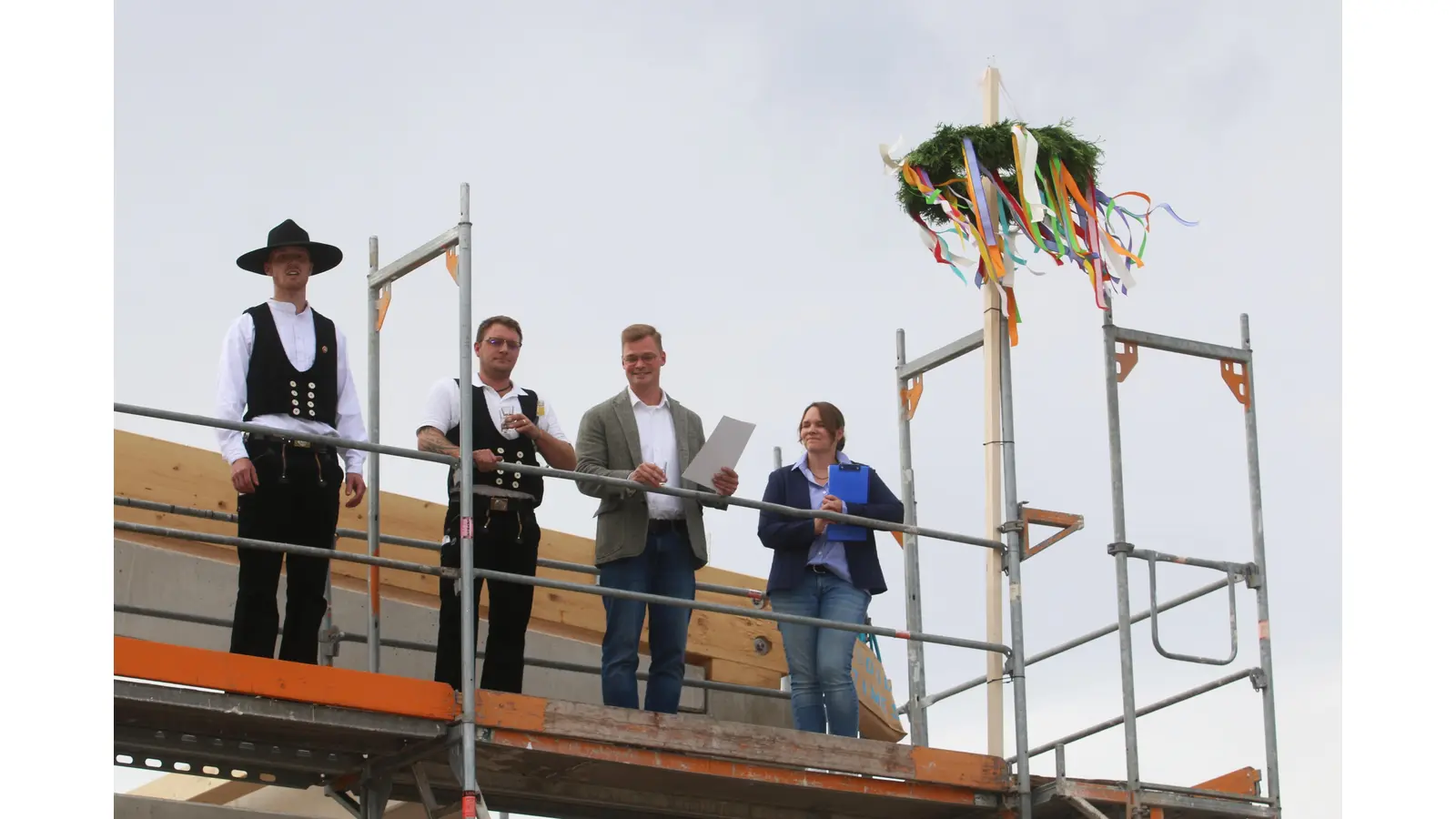 Die Vertreter der Handwerkerfirmen bringen vor der Ansprache von Bürgermeister Jörn Lohmann und Schulleiterin Jacqueline Drelichowski den Richtspruch aus.  (Foto: bb)