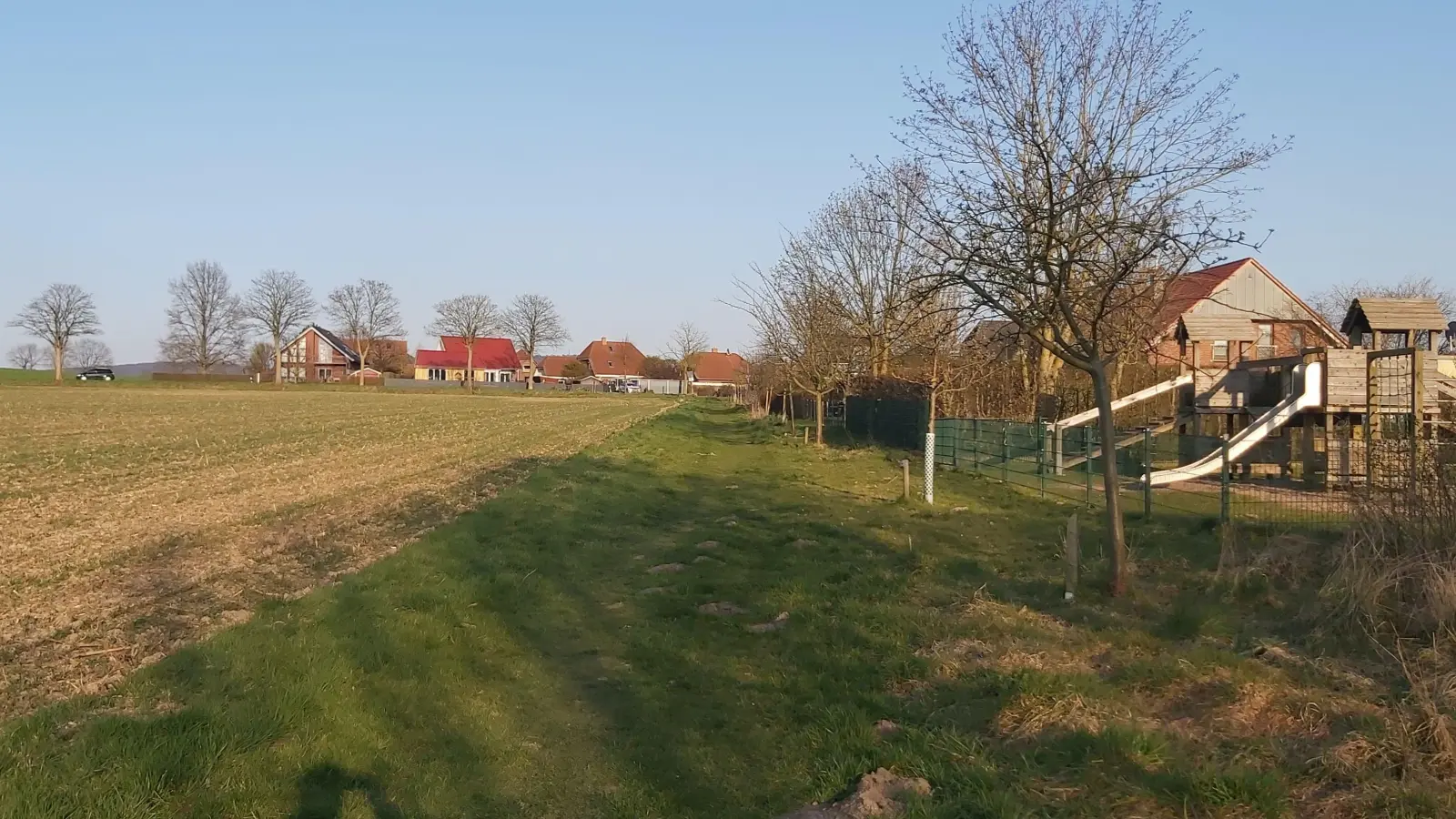 Entlang der „Apfelallee” wird sich das neue Baugebiet entlangziehen. (Foto: gk)