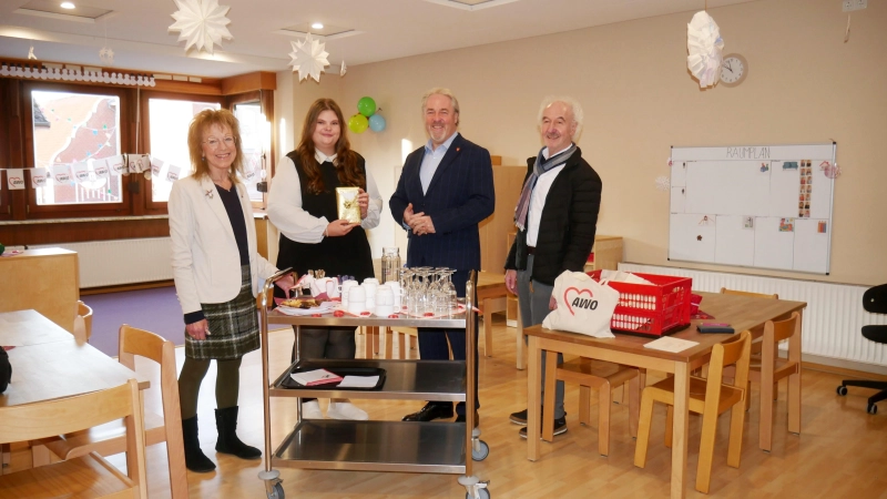 Vertreter der AWO empfangen von Samtgemeindebürgermeister Thomas Wolf die besten Wünsche für den Hort. (Foto: gk)