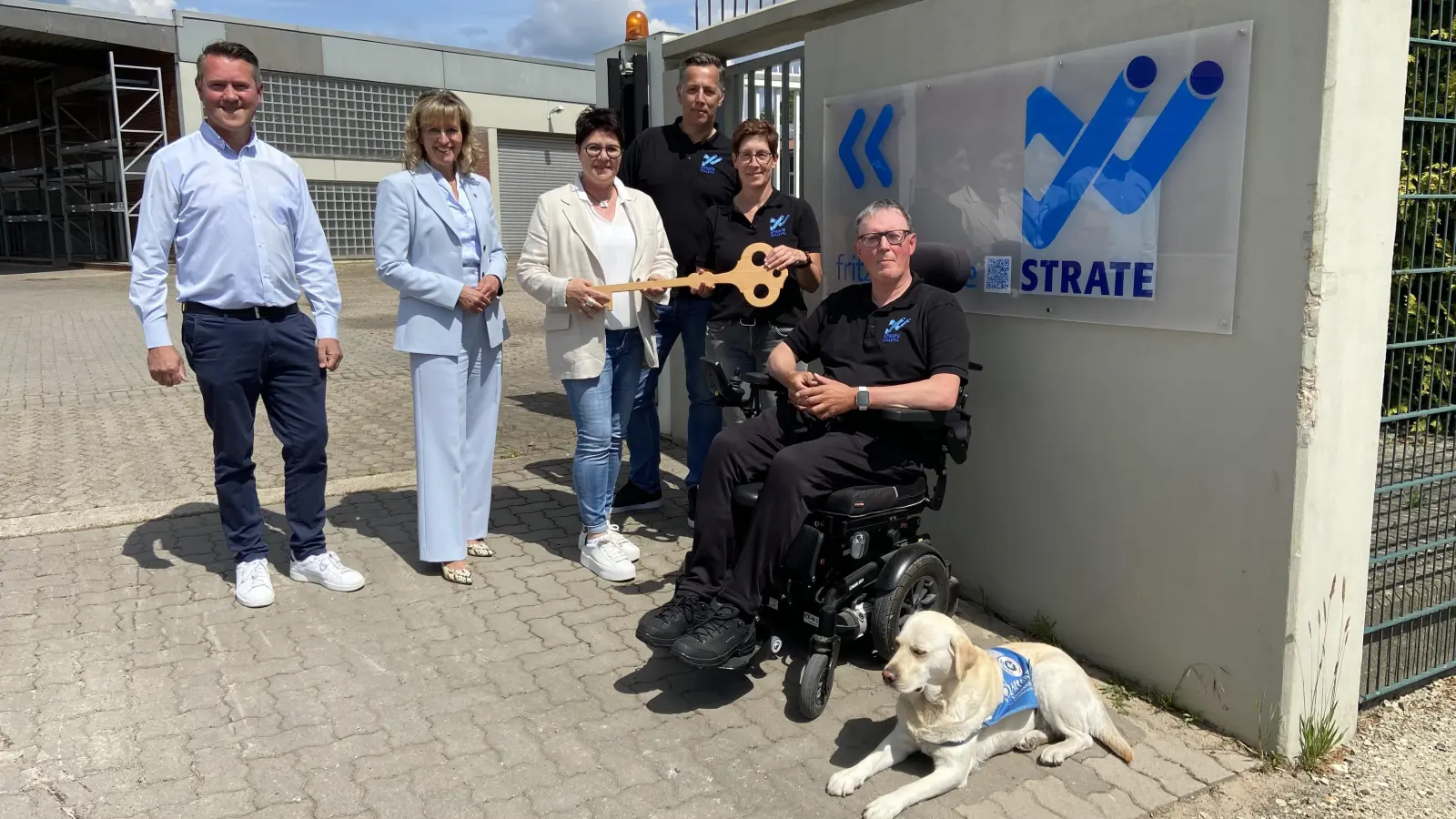 Das Firmenschild hängt, die ersten Paletten mit Material sind geliefert, bald kommt die neue Pulverbeschichtungsanlage in die neuen Firmenräume des Unternehmens „Strate GmbH &amp; Co. KG“ in der Braasstraße 18.  (Foto: ste)