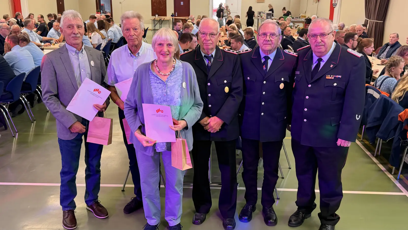 60, 50, 40 Jahre und 25 Jahre als Förderer. Die Liste der Geehrten bei der 100-Jahr-Feier der Ortswehr Engern ist lang. (Foto: ste)