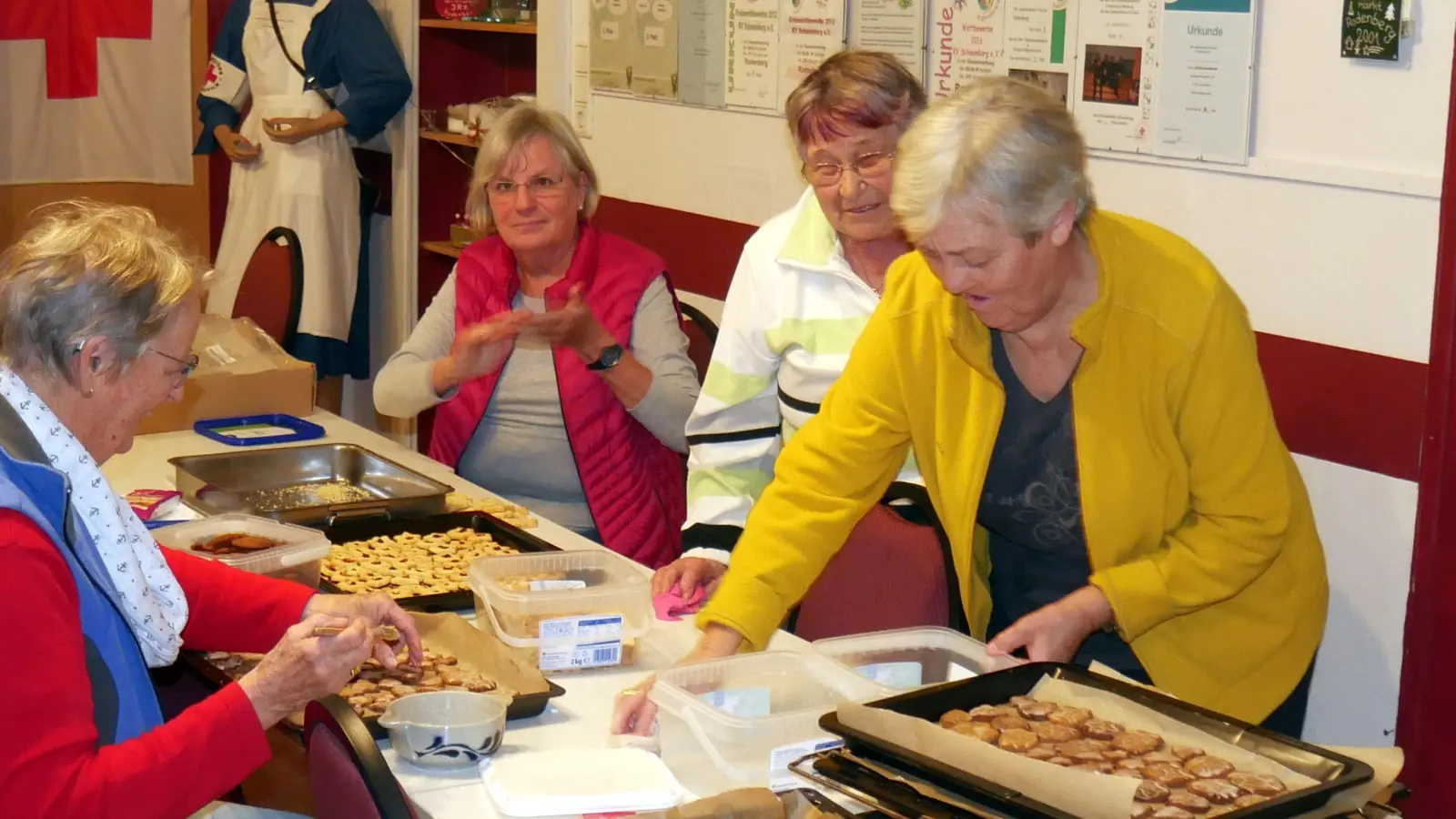 Regina Seifert, Doris Angerstein, Ingrid Kowalski und Helga Wedemann beim Verpacken von Keksen. (Foto: gk)