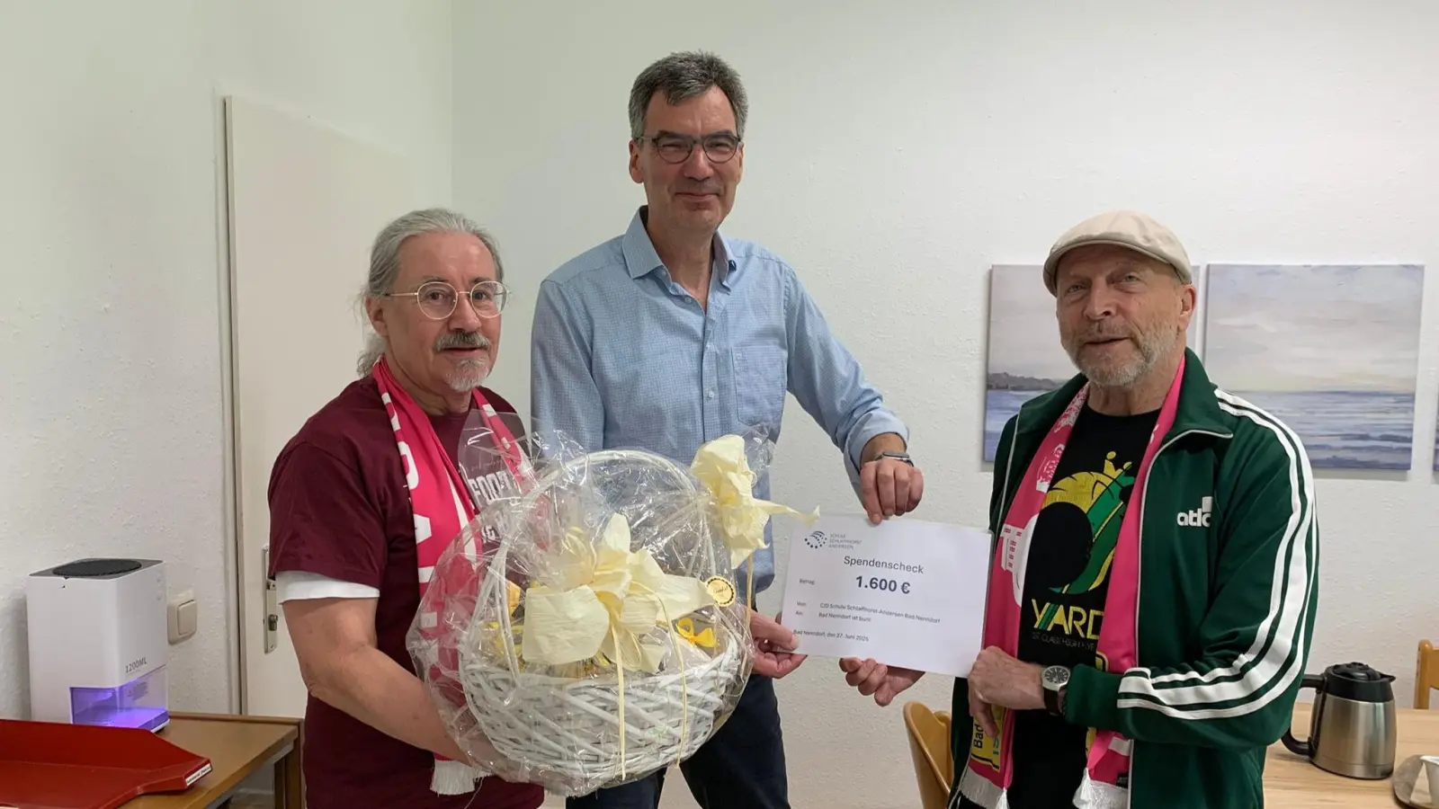 Schulleiter Michael Pannes (Mitte) überreicht den Spendenscheck an Dietmar Buchholz (li.) und Jürgen Uebel. (Foto: BNib e.V.)