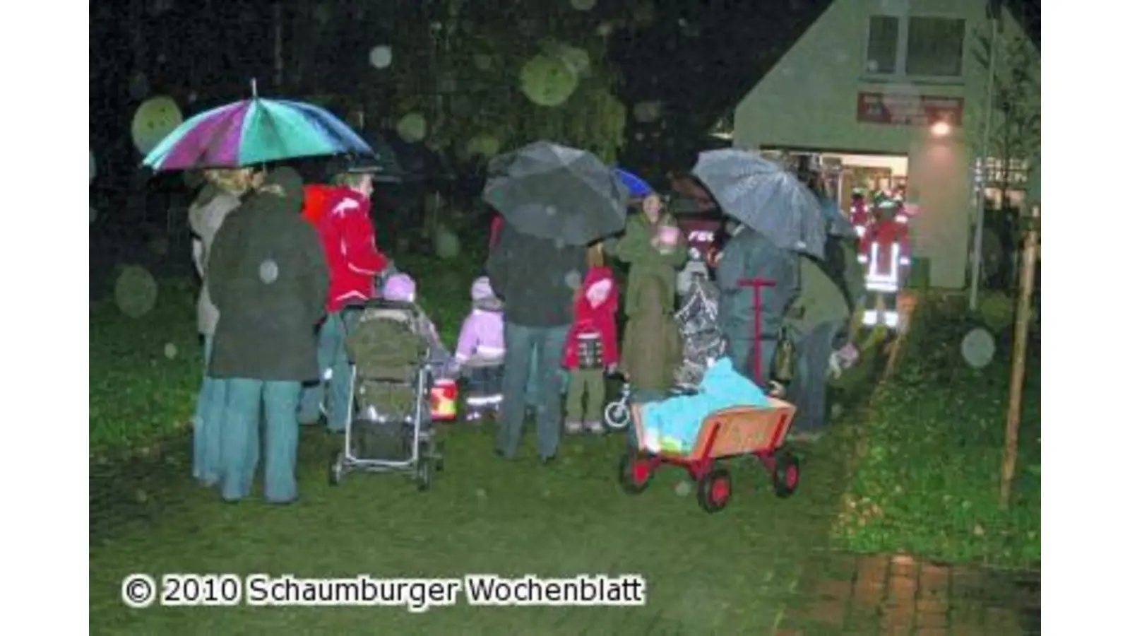 Laternenumzug fällt buchstäblich ins Wasser (Foto: red)