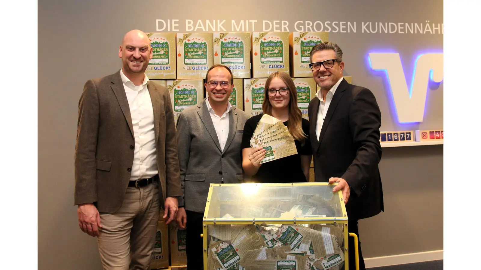 Dustin Schönen, Schaumburger Wochenblatt, Patrick Eschert, Nele Lange, beide Volksbank Hameln-Stadthagen, und Christoph Jäger, SMS, nach der Ziehung der Preisträger beim Weihnachtsgewinnspiel. (Foto: bb)