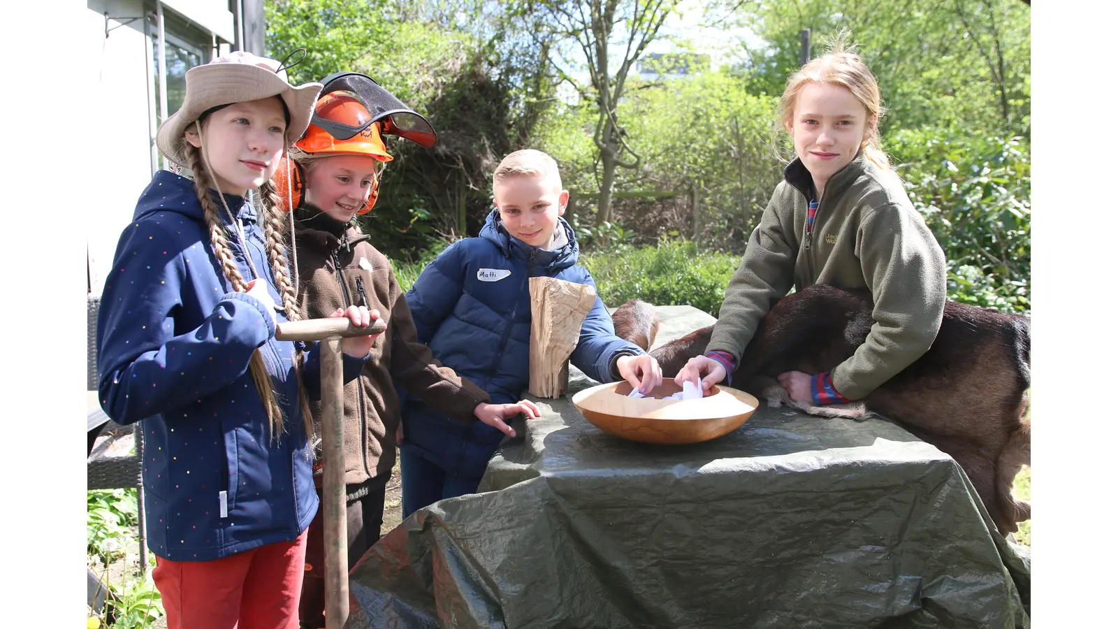 Louisa (10), Ida (11), Matti (10) und Malte (12) ziehen während ihres Zukunftstages beim Kreisforstamt die Preise des Wettbewerbes „Schaumburger Pfundsägen“.  (Foto: Borchers, Bastian)