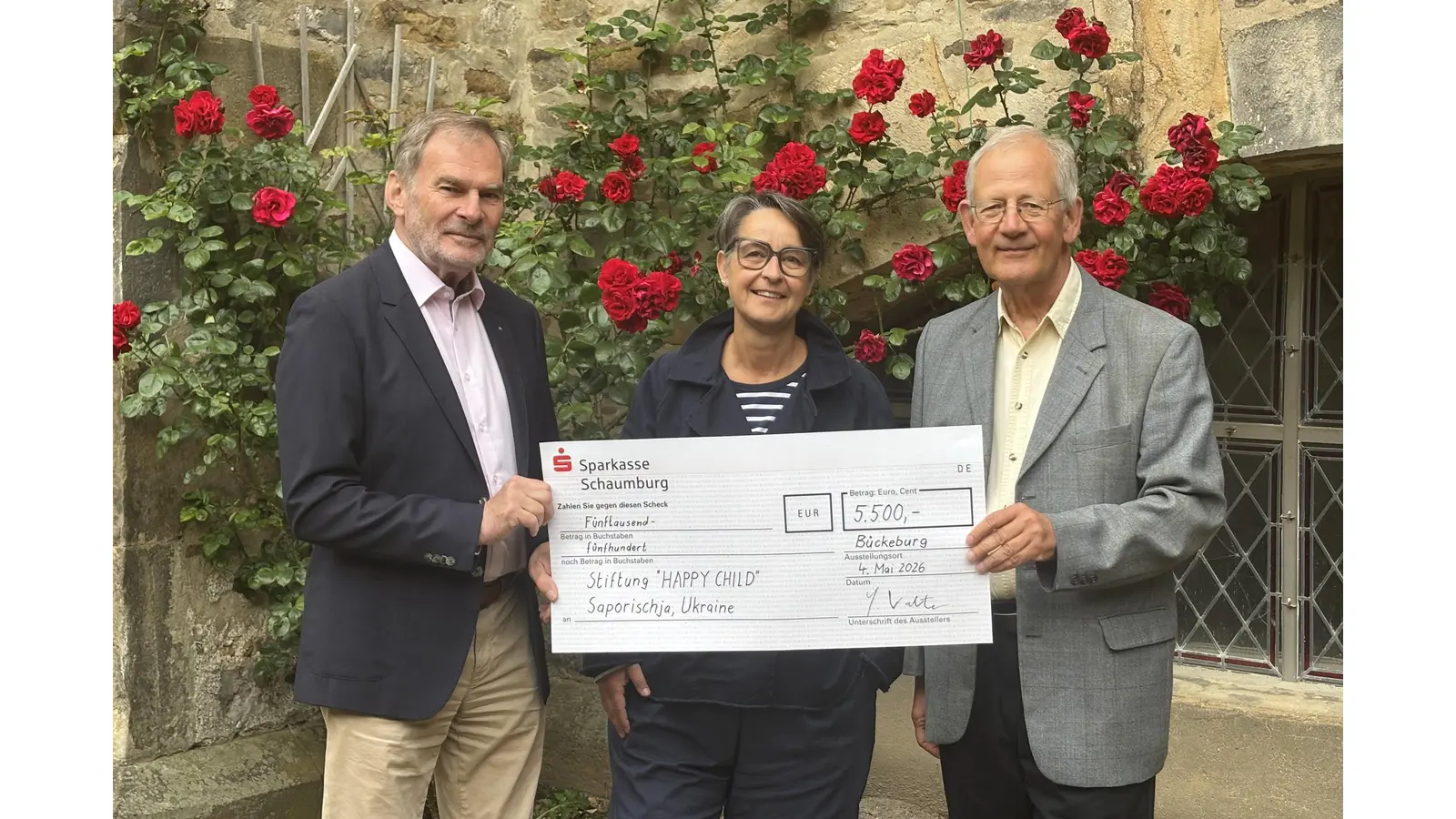 Dr. Reinhard Kniewske (li.), Äbtissin Antje Zaiss-Pensotti und Dr. Stephan Walter freuen sich über die Spenden für Kinder in der Ukraine. (Foto: privat)