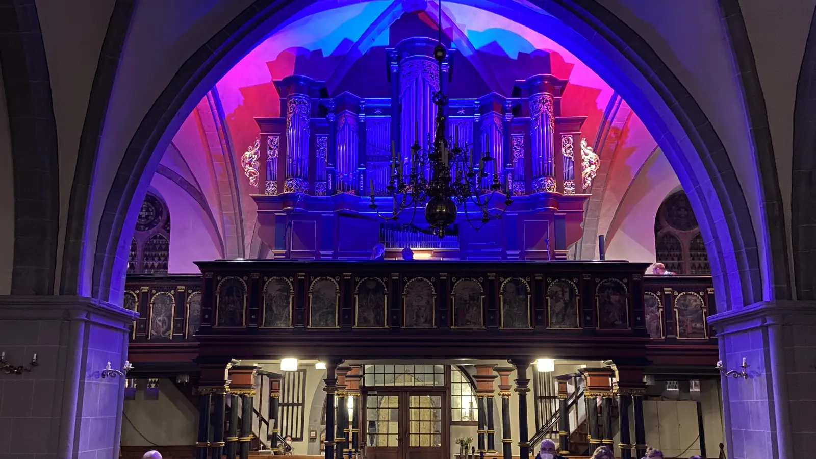 An der historischen Orgel der St. Nikolai-Kirche startet Prof. Matthias Neumann sein über zwei Jahre dauerndes Bach-Orgelkonzert.  (Foto: ste)