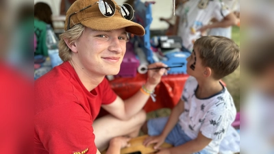 Kinderschminken macht auch Jugendwart Jonas Schmidt Spaß. <br> (Foto: ste)