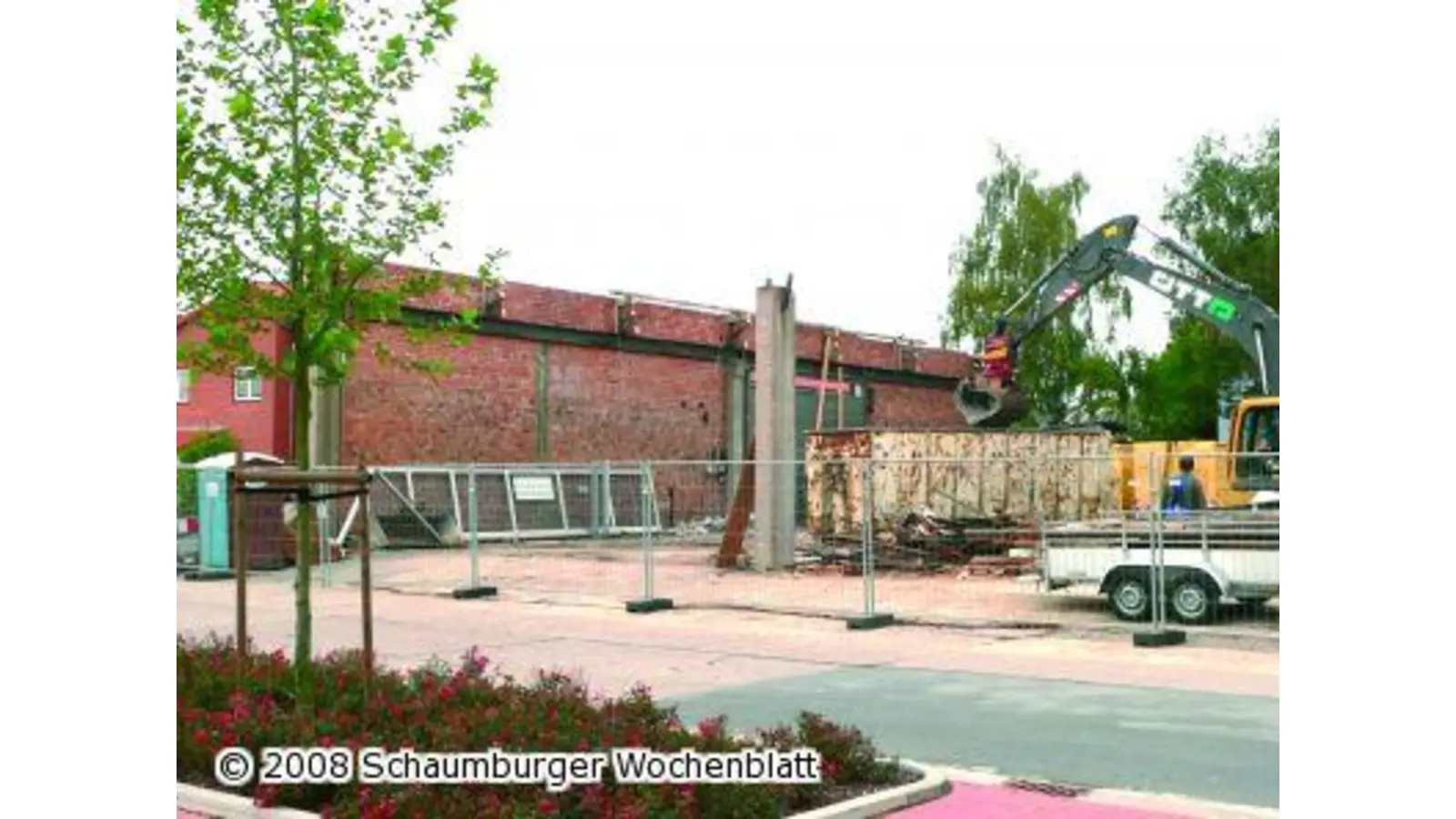 Abriss für die neue Sparkasse (Foto: al)