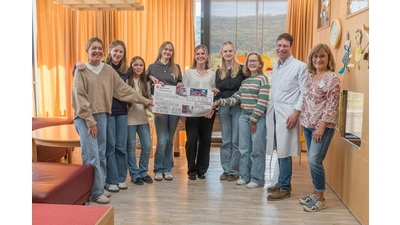 Schülerinnen und Schüler der IGS Schaumburg überreichen stolz ihre Spende an die Kinderkrebsstation E22 im Johannes Wesling Klinikum. (Foto: MKK)