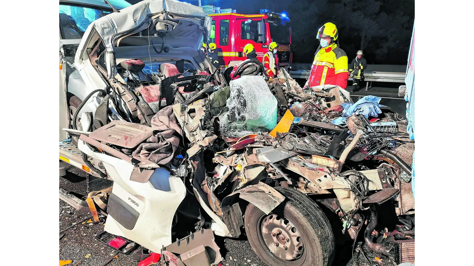 Kleintransporter rammt Sattelzug mit voller Wucht (Foto: cs)