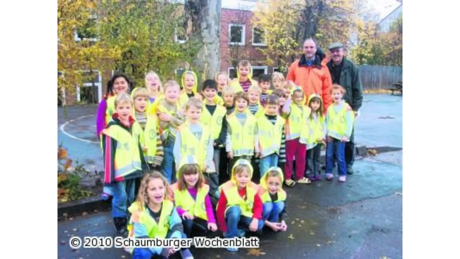 100 Sicherheitswesten für die Grundschüler (Foto: red)