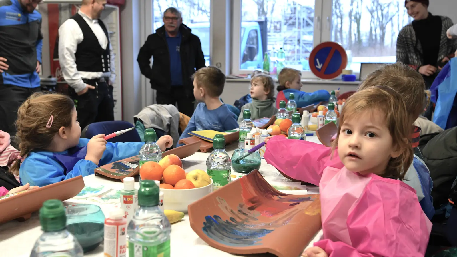 Der Besuch der Kindergartengruppe bei Ahrens war ein voller Erfolg und hat beiden Seiten viel Spaß bereitet. (Foto: nd)