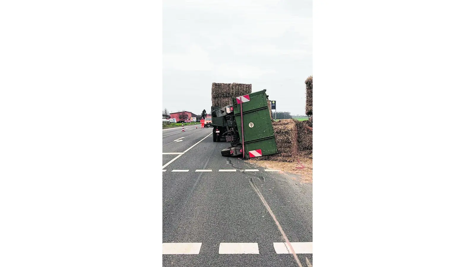 Anhänger mit Stroh umgekippt (Foto: jb)