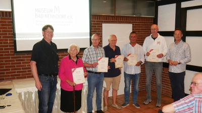 Lars Walther (li.) und Volker August (re.) überreichten Urkunden und Anstecknadeln an zahlreiche Mitglieder. (Foto: gk)