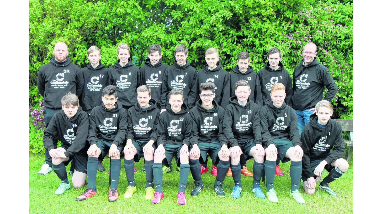 Nachwuchsfußballer in neuen Aufwärm-Shirts (Foto: bb)