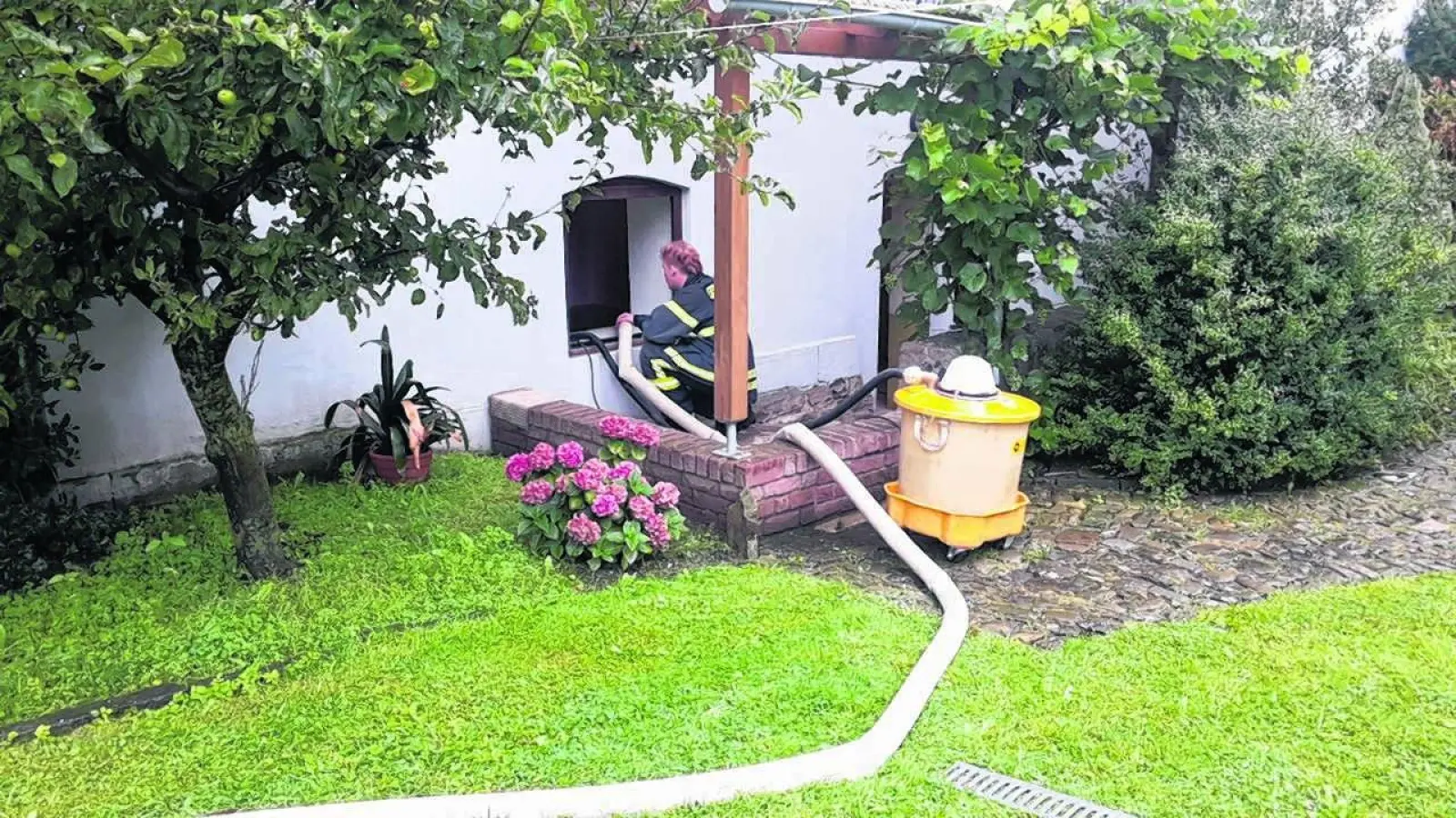 Feuerwehr im Dauer-Pumpeinsatz (Foto: red)