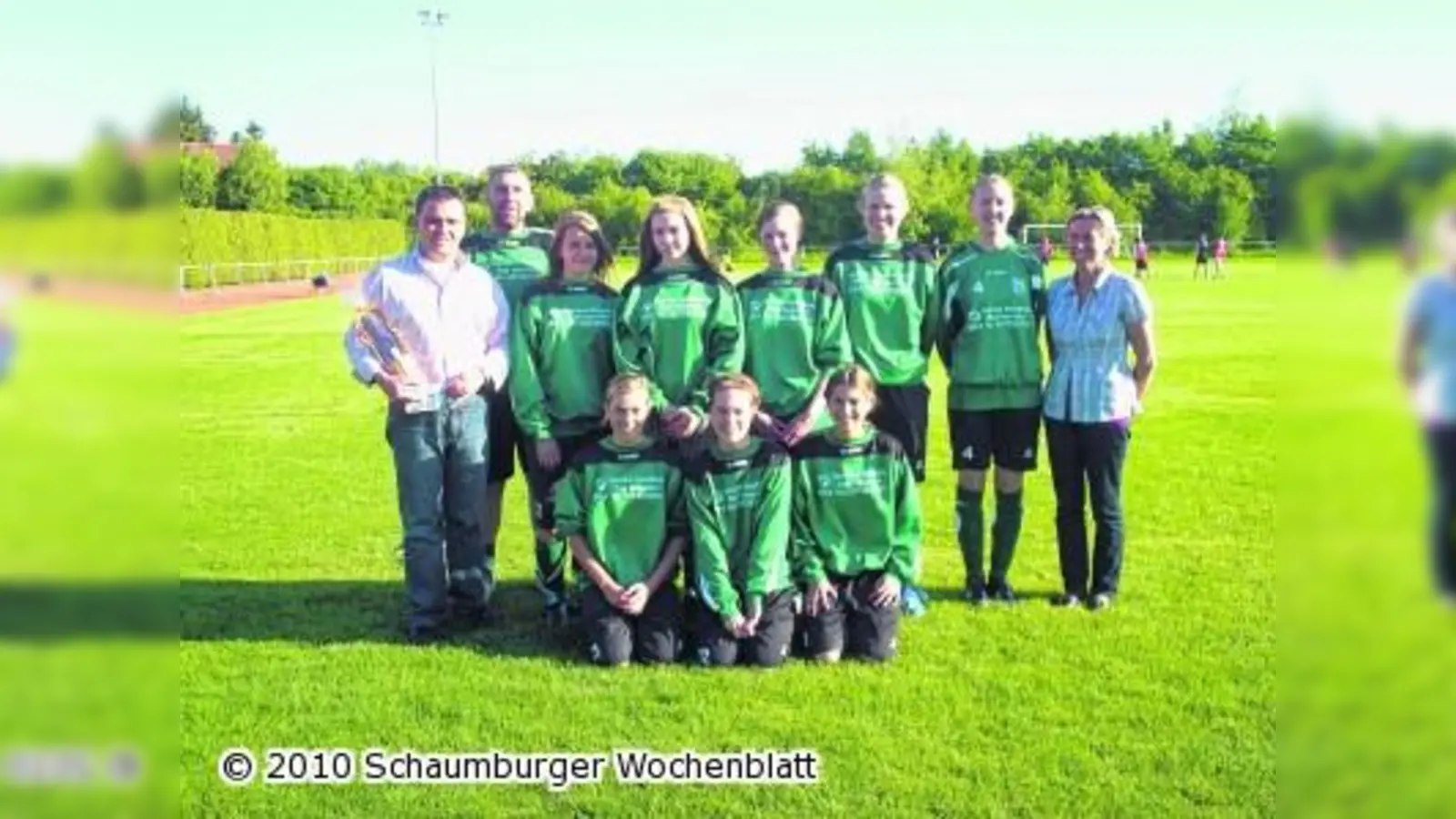 Metallbau Gehrke unterstützt die Jugendfußballerinnen (Foto: bb)