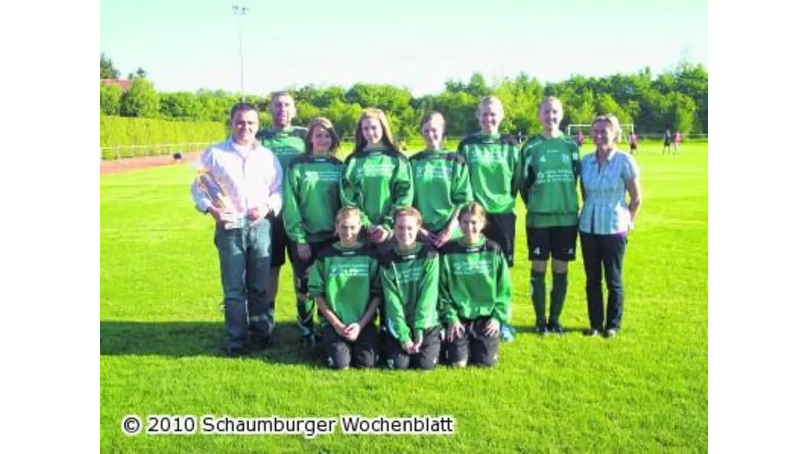 Metallbau Gehrke unterstützt die Jugendfußballerinnen (Foto: bb)