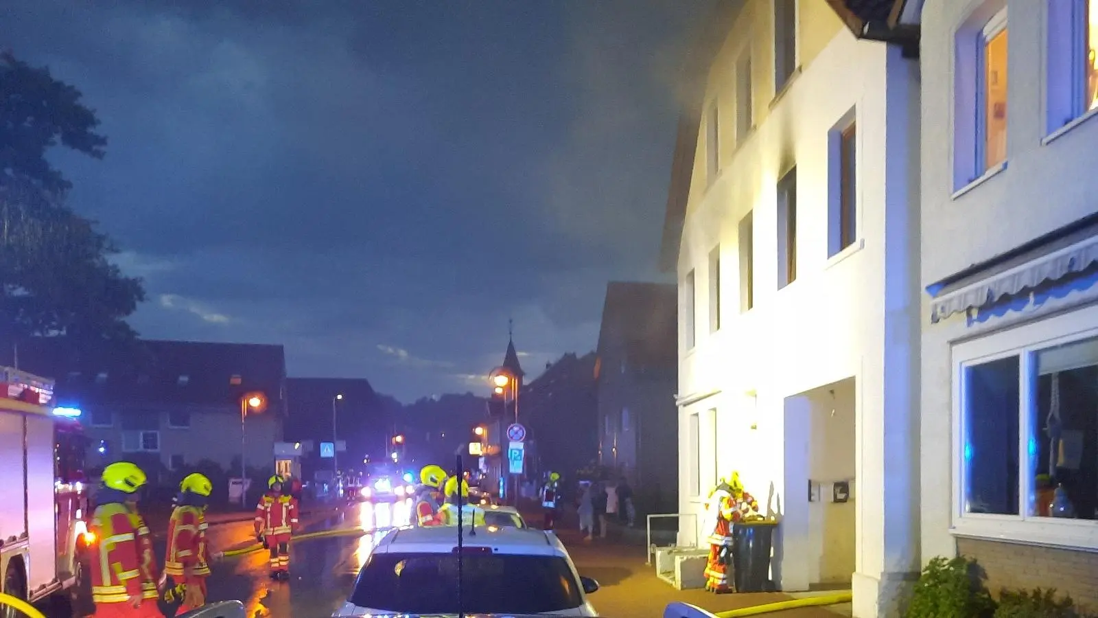 Rauchentwicklung aus der Wohnung im oberen Stockwerk. (Foto: privat)