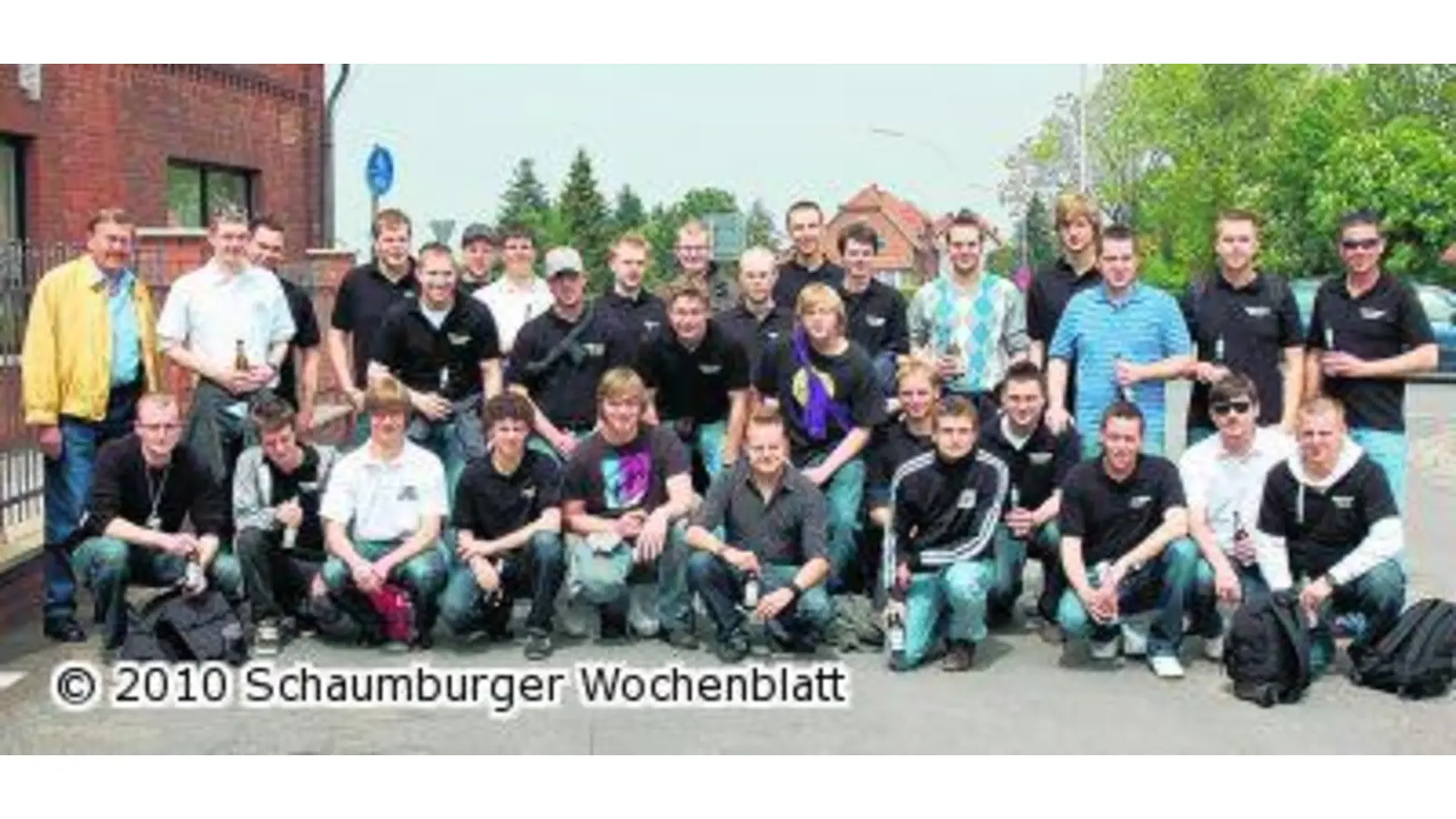 Junge Bürger ziehen durch die grüne Feldmark bei Stadthagen (Foto: wtz)